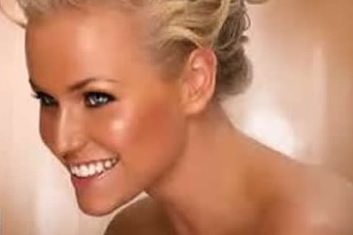 Lady receiving a Self Tanning Treatment in Stockton, CA